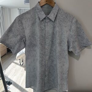 Men's Lululemon Gray Patterned Short Sleeve Shirt